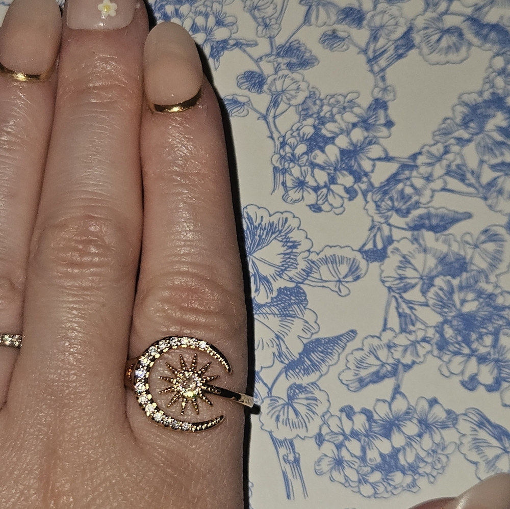 Golden Crescent Ring - Picture 6 of 8
